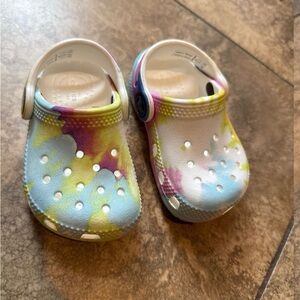 CROCS Kids Tie-Dye Clog in Yellow, Blue & Pink